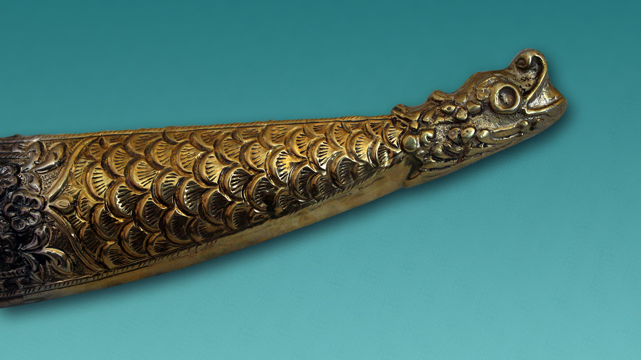 Kının ucundaki ejderha figürü